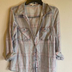 Fun, light, and comfy flannel! Worn 1 time for pic